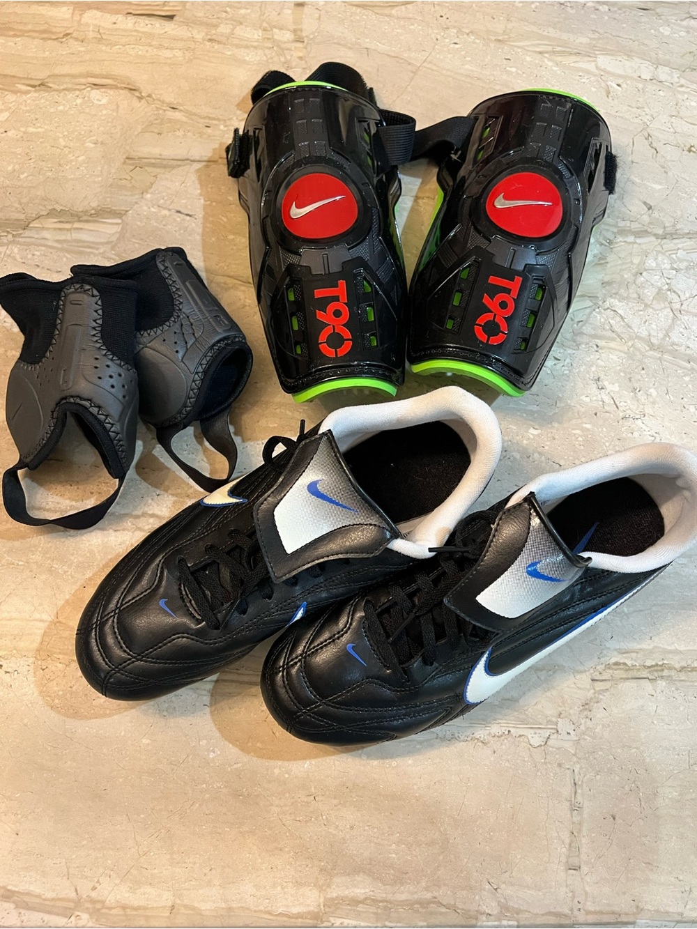 Nike Premier II FG Soccer Cleats (359609-014) New with Nike Shin + ankle guards